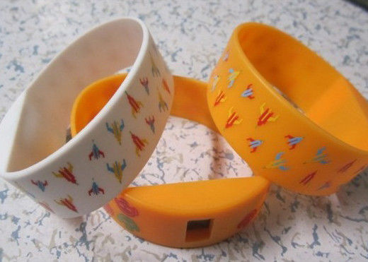 Yellow Silk Printed 2.25cm Width Silicone Sports Wristband Watches for Adverting Gift